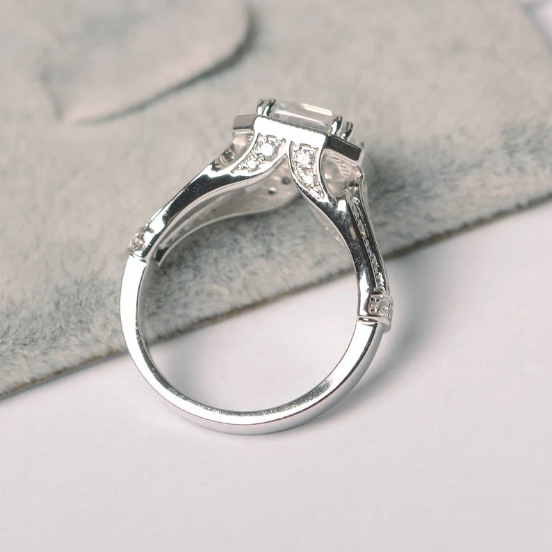 "Vintage-Inspired Radiant-Cut Clear Gemstone Ring