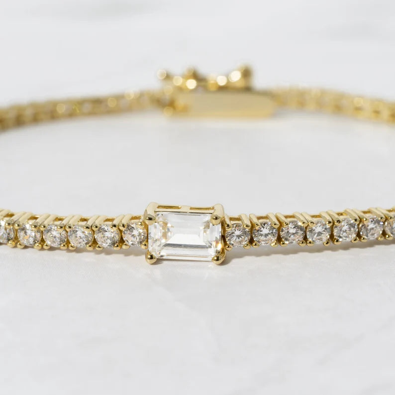 Luxurious Bracelet with Emerald-Cut Center Stone