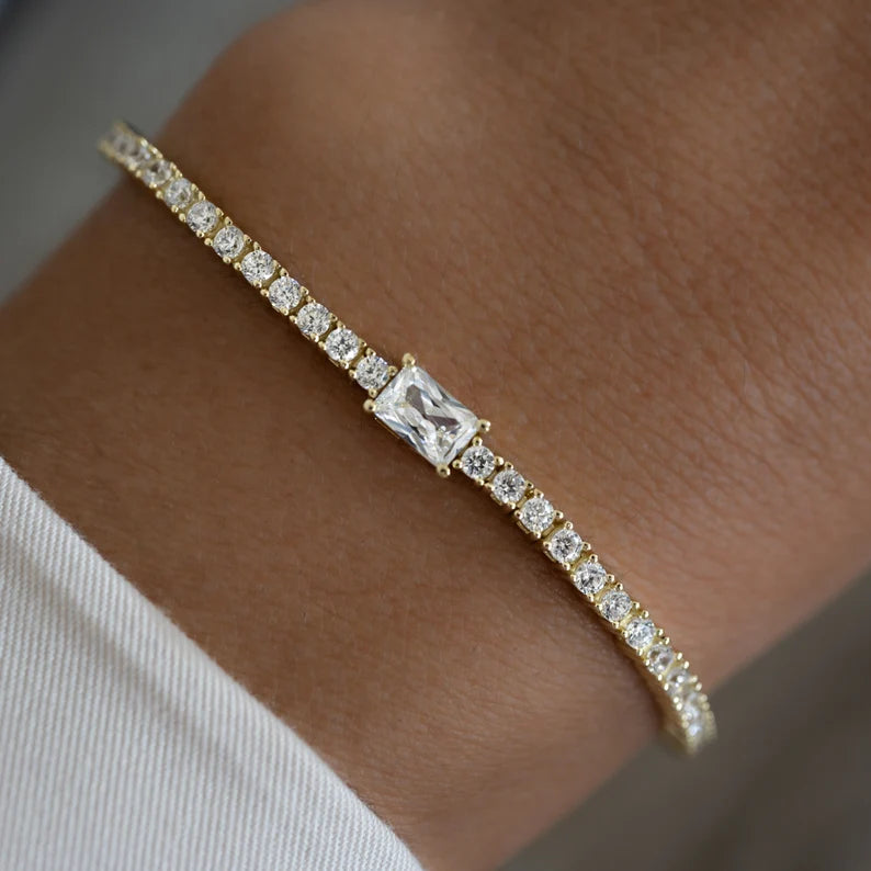Luxurious Bracelet with Emerald-Cut Center Stone