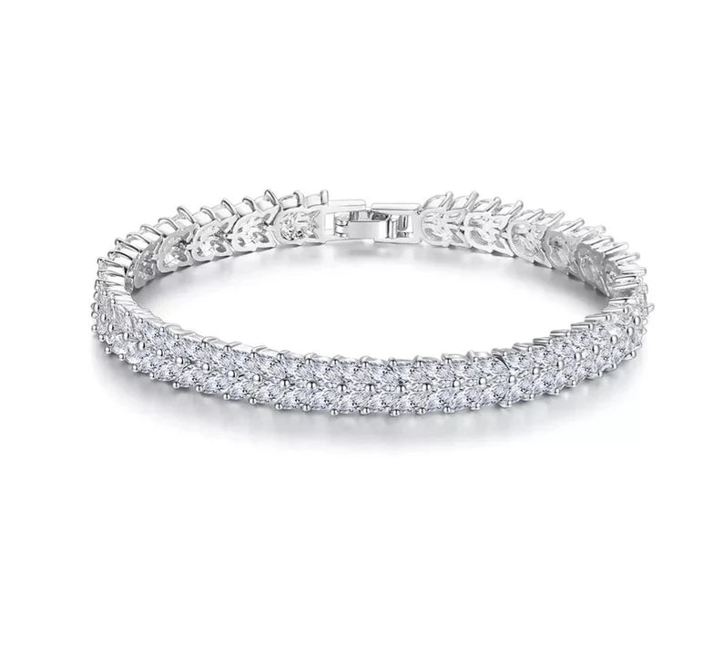 Exquisite Leaf Design Bracelet