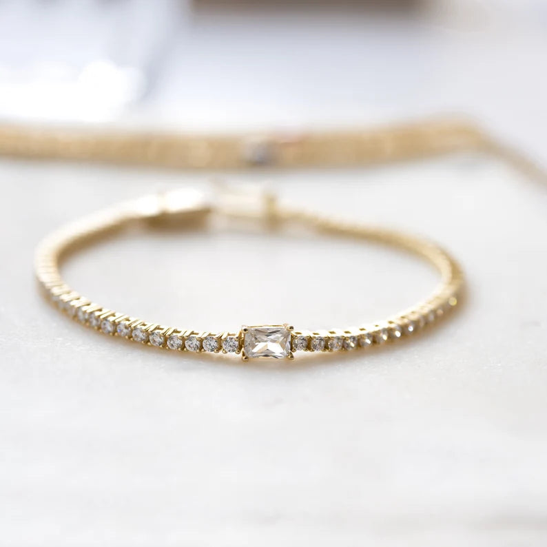 Luxurious Bracelet with Emerald-Cut Center Stone